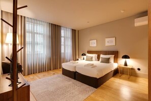Iron/ironing board, travel crib, WiFi, bed sheets