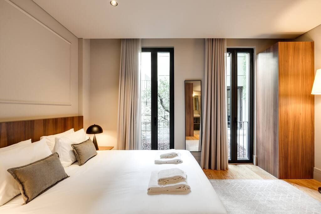 Silitysrauta/-lauta, vauvan matkasänky, Wi-Fi, vuodevaatteet