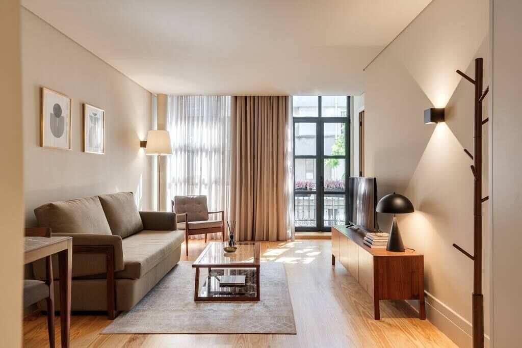 Una televisión, una oficina