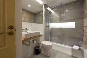 Een douche, een haardroger, shampoo