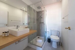 Douche, sèche-cheveux, shampoing