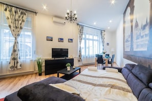 TV - Stay at Meeting point CITTADELLA VIEW   Budapest EYE (Budapest)