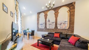 Una sala de estar moderna con un sofá grande, una mesa de centro y un comedor con sillas y una mesa.