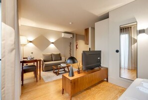 Iron/ironing board, travel cot, WiFi, bed sheets