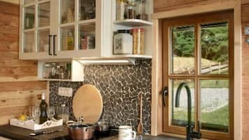 Een kookplaat, kookgerei, borden en bestek