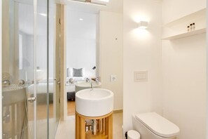 Een douche, een haardroger, handdoeken