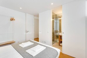 2 dormitorios, tabla de planchar con plancha, cuna de viaje y wifi