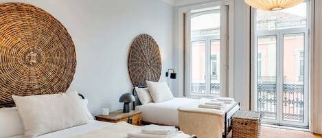 3 soverom, skrivebord, strykejern/-brett og reiseseng for barn