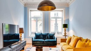 A living room with a TV, sofa, and coffee table. - Porto Premium Villa S (Porto)