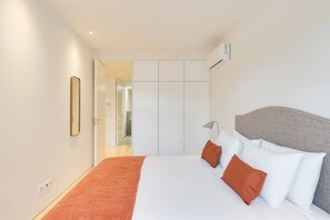 1 slaapkamer, een strijkplank/strijkijzer, wifi, beddengoed