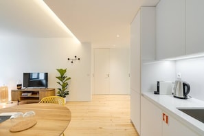 Réfrigérateur, four à micro-ondes, un four, surface de cuisson