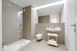 Dusche, Haartrockner, Handtücher