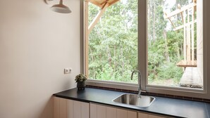 小型冷蔵庫、電子レンジ、電気ポット、オーブントースター