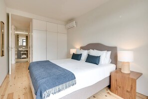 Een strijkplank/strijkijzer, wifi, beddengoed