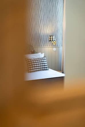 WiFi, bed sheets