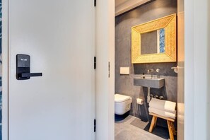 Douche, sèche-cheveux