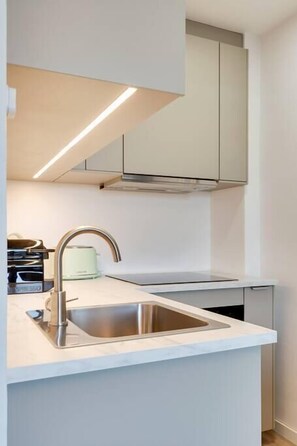 Kjøleskap, mikrobølgeovn, ovn og kokeplater