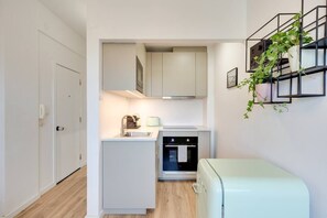 Kjøleskap, mikrobølgeovn, ovn og kokeplater