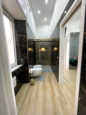 Dusj, hårføner, bidé og håndklær