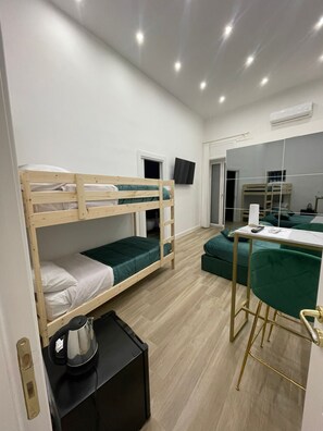 1 bedroom, travel crib, WiFi, bed sheets - Quadruple Room. Berenice Suites (Napoli)