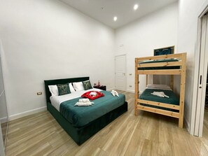 1 bedroom, travel crib, WiFi, bed sheets - Quadruple Room. Berenice Suites (Napoli)