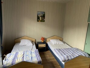 2 habitaciones, tabla de planchar con plancha y cuna de viaje 