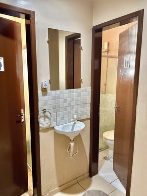 Een douche, handdoeken, toiletpapier