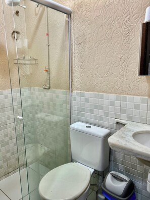 Shower, towels, toilet paper - Hostel Mar (São Luís)