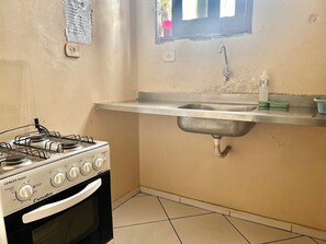 Fridge, microwave, oven, stovetop - Hostel Mar (São Luís)