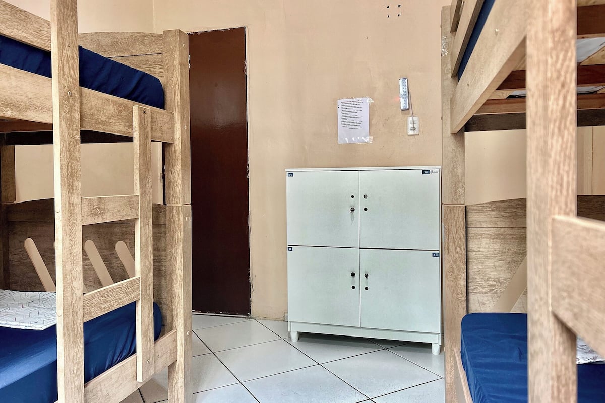 Eenvoudige slaapzaal, alleen voor mannen, niet-roken, gedeelde badkamer | Gratis wifi, beddengoed