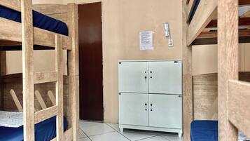 Dortoir Partagé, hommes uniquement, non-fumeurs, salle de bains commune | Wi-Fi gratuit, draps fournis