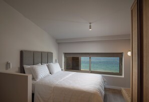 Suite Deluxe, vue mer | Bureau, espace de travail pour ordinateur portable, lits bébé (gratuits)