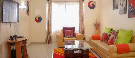 Leilighet – business | Oppholdsområde | En 24-tommers smart-TV med digitale kanaler