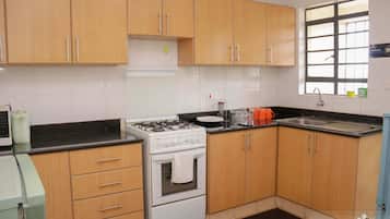 Apartamento empresarial | Cozinha privada | Geladeira, micro-ondas, fogão, talheres/pratos/utensílios de cozinha