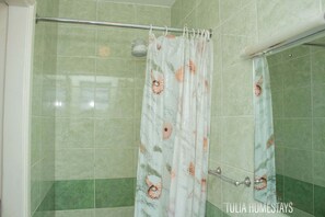 ビジネス アパートメント | バスルーム | シャワー、バスアメニティ (無料)、ビデ、タオル