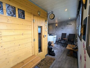 Interior - Charming Roulotte Stay: Streamside Serenity, Sauna, Massage & Ideal for Family or Friends (Ferdrupt)