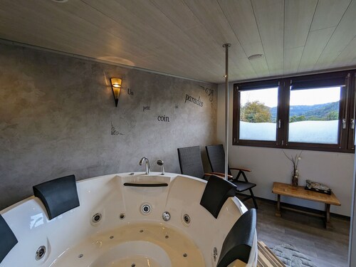 Roulotte cosy avec kitchenette, ruisseau apaisant et espace bien-être, nuit insolite à Ferdrupt