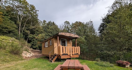 Roulotte cosy avec kitchenette, ruisseau apaisant et espace bien-ĂȘtre, nuit insolite Ă Ferdrupt