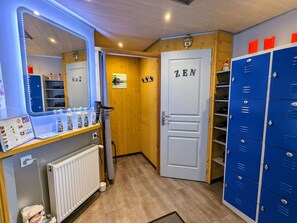 Interior - Charming Roulotte Stay: Streamside Serenity, Sauna, Massage & Ideal for Family or Friends (Ferdrupt)