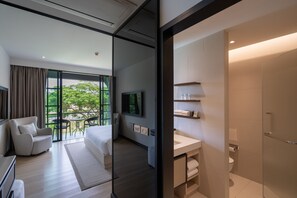 Deluxe Room (King bed) | Bathroom | Free toiletries, hair dryer, bathrobes, towels - Estella Khao Yai (Pak Chong)
