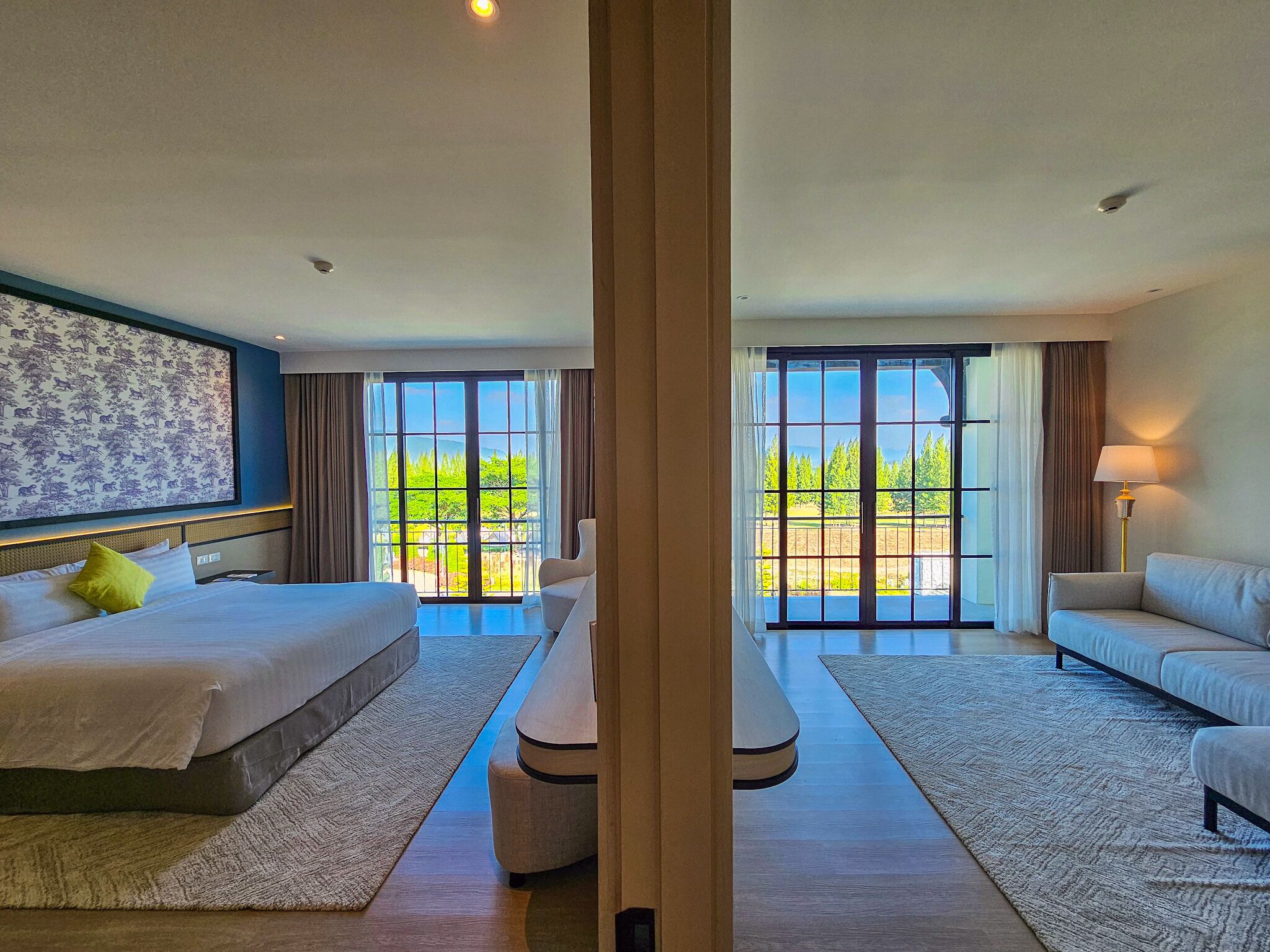 Suite (King bed) | セーフティボックス (室内)、デスク、WiFi (無料)、ベッドシーツ