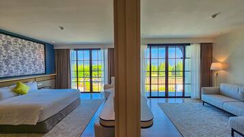 Suite (King bed) | In-room safe, desk, free WiFi, bed sheets