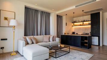 Suite with Bathtub | Living area | 40-inch flat-screen TV with satellite channels, Netflix