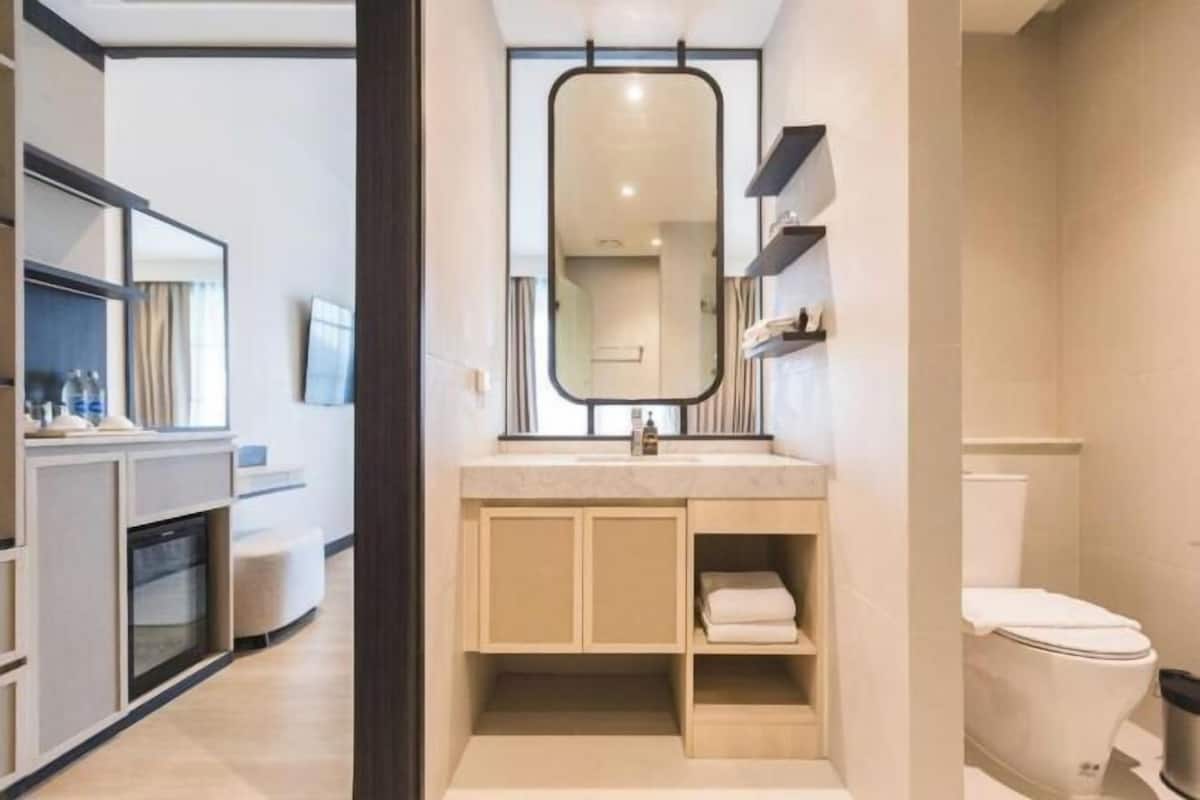 Bañera y ducha independientes, artículos de tocador gratuitos