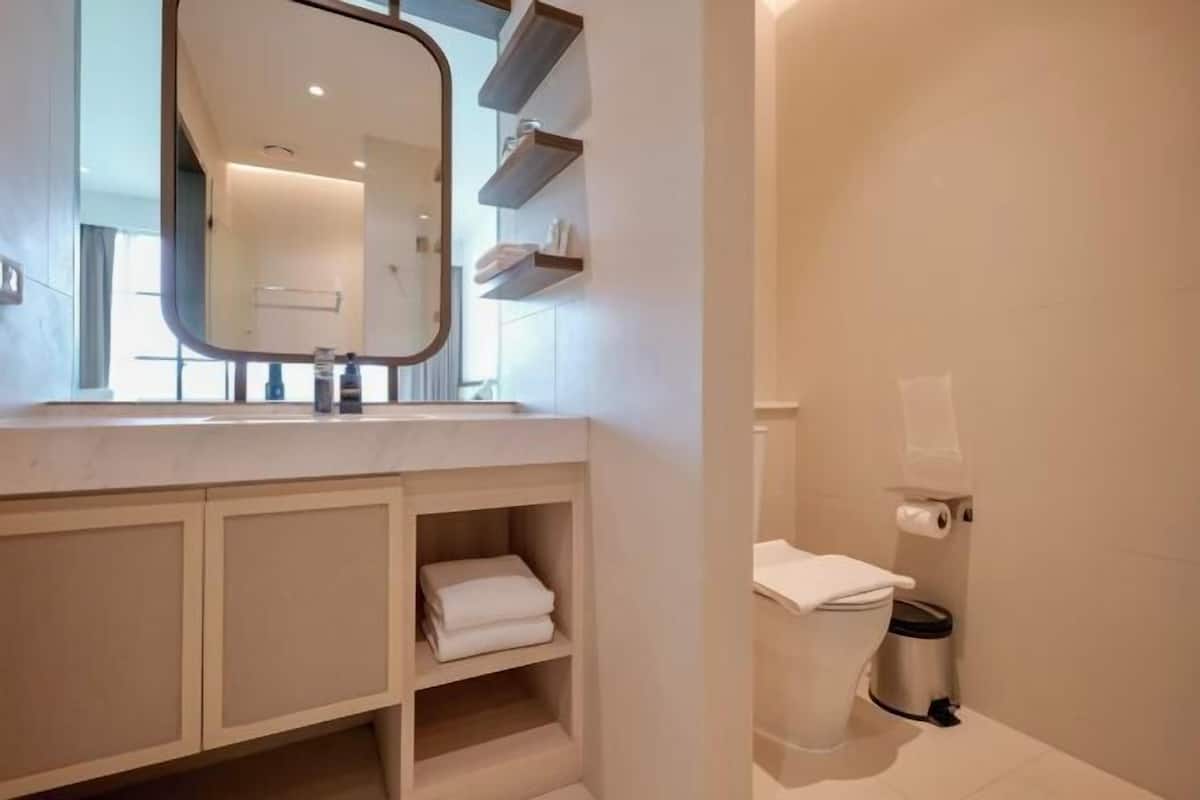 Bathroom | Separate bathtub and shower, free toiletries, hair dryer, bathrobes