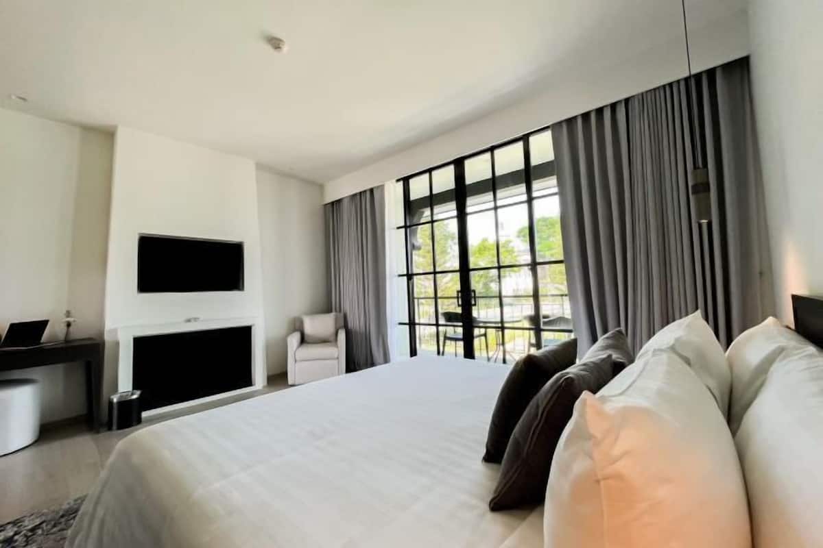 1 bedroom, in-room safe, desk, free WiFi