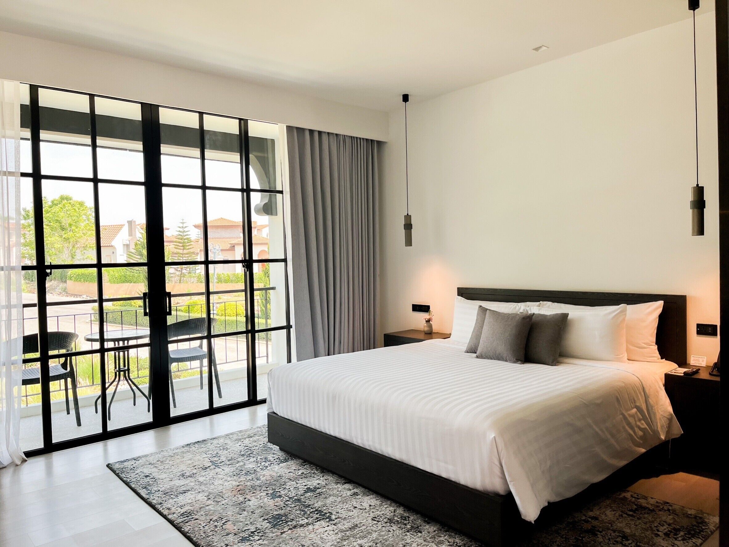 Deluxe Corner with Bathtub | Terrace/patio