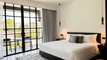 Deluxe Corner with Bathtub | Terrace/patio