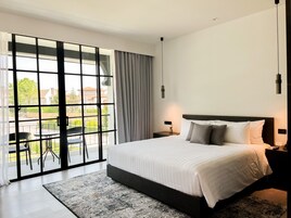 Deluxe Corner with Bathtub | Terrace/patio
