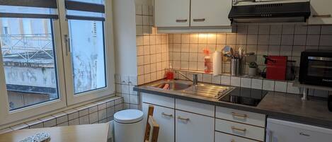 Réfrigérateur, micro-ondes, four